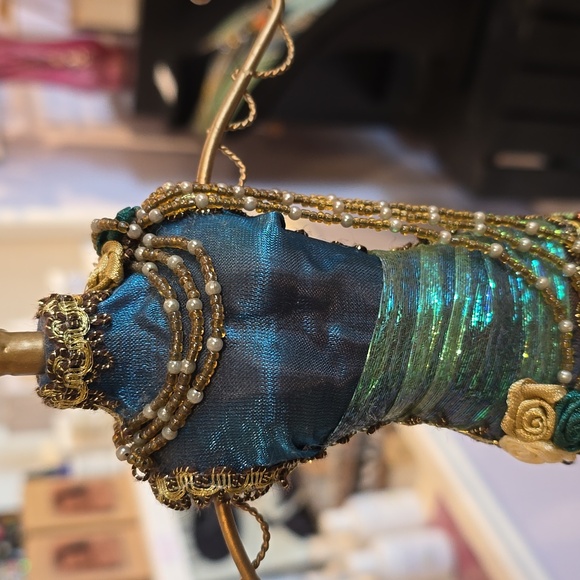 Pretty Mannequin-style Jewelry Holder - Picture 3 of 4